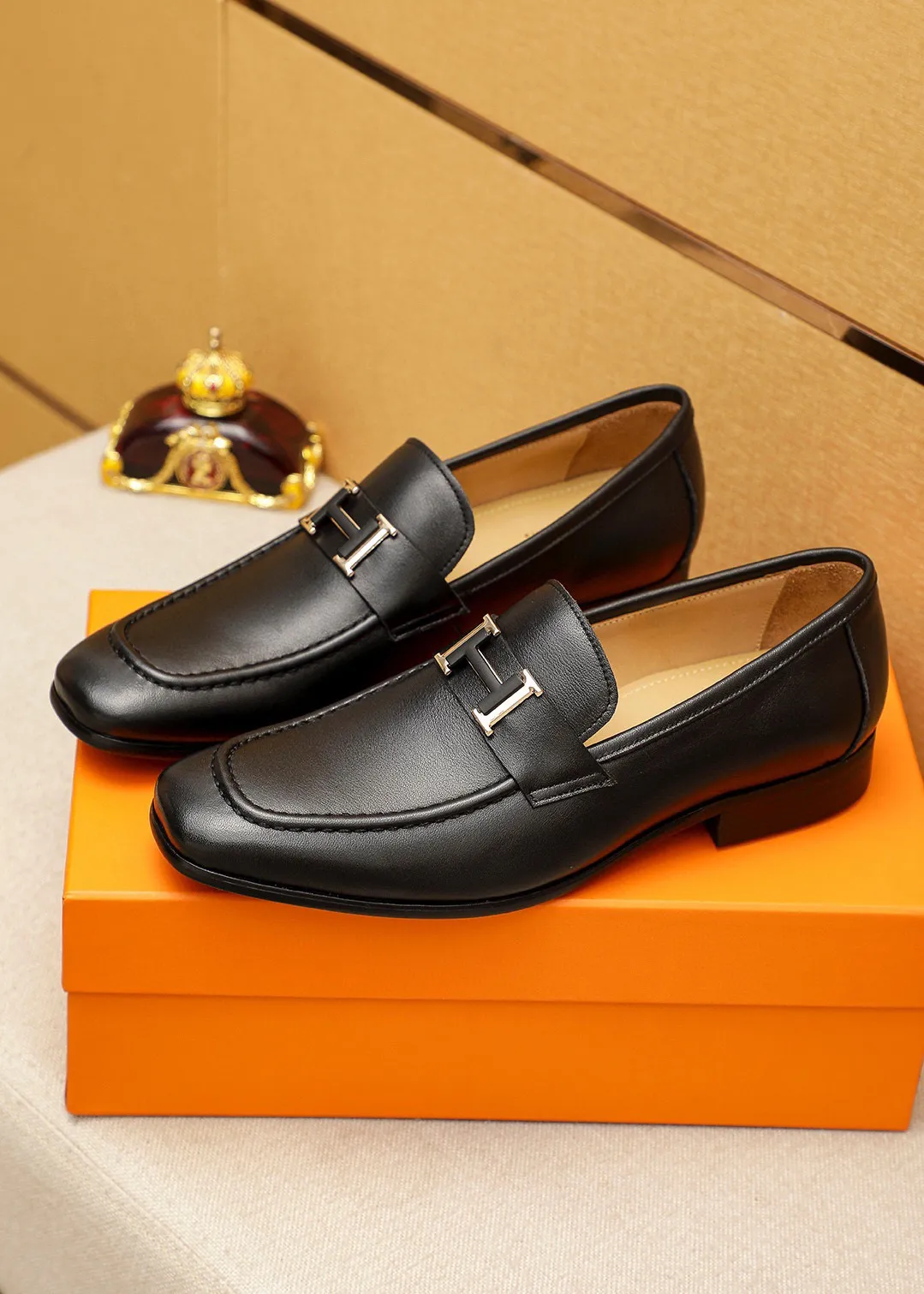 Men's shoes 💰460 💐 Product trademark: HERMES "Hermès" casual leather shoes Regular size: 38-44 (45.46🉑️customized) Product materials: Selected imported first-layer calfskin upper + luxury hardware buckle, imported water-dyed 🐂 cowhide lining. Strong three-dimensional visual effect, combined outsole Color: 2⃣️seed leather materials optional
